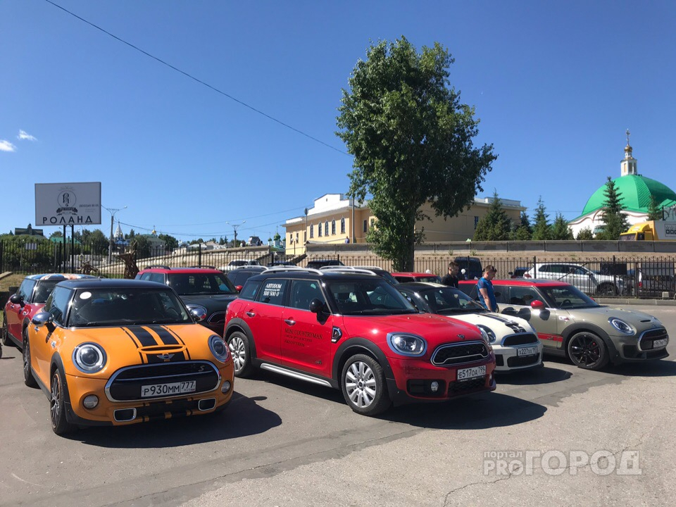 В Чебоксары разом приехали 150 автомобилей Mini Cooper