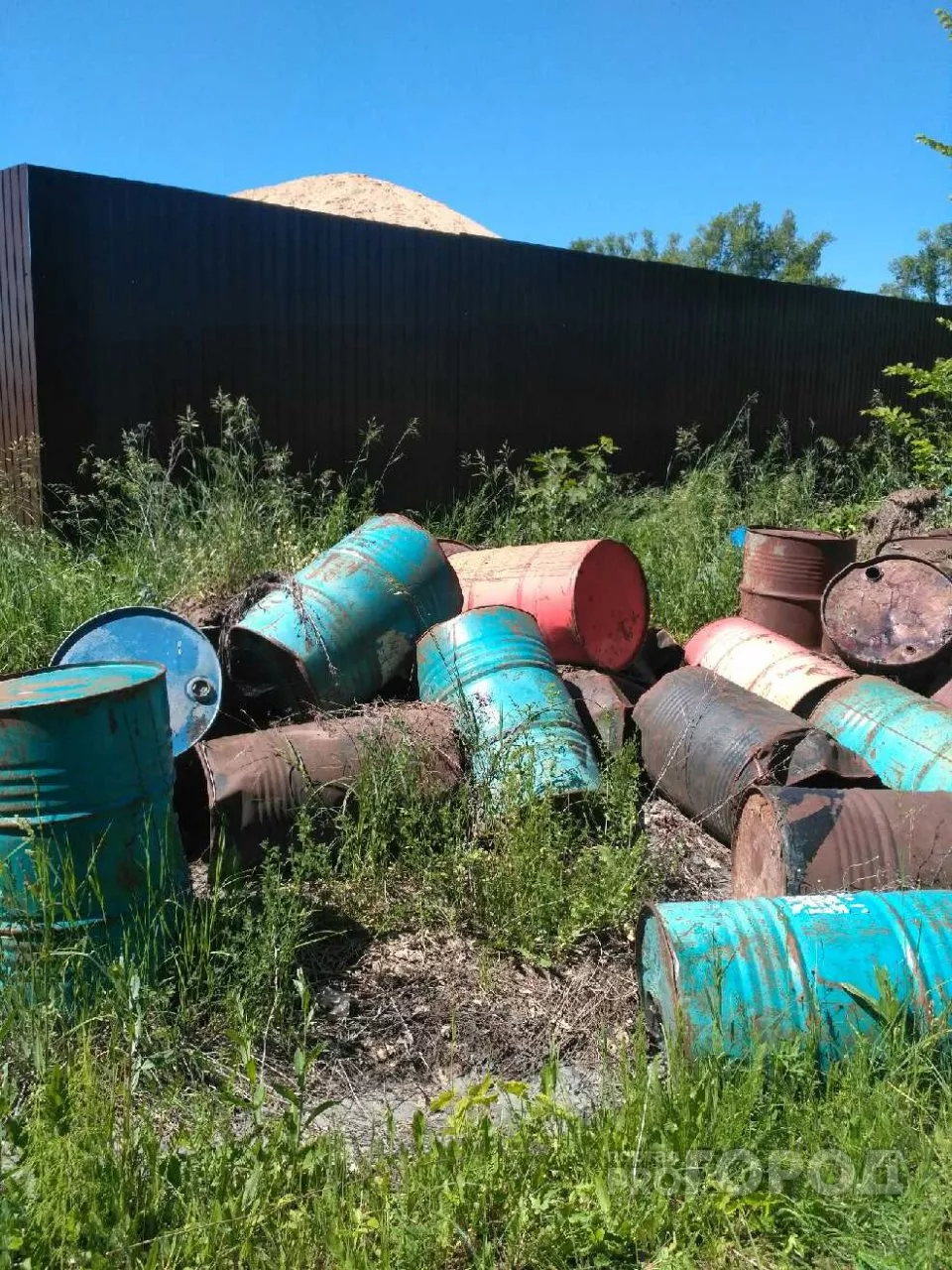 Фото к статье: В Чебоксарском районе из свалки бочек вытекает жижа и прожигает землю
