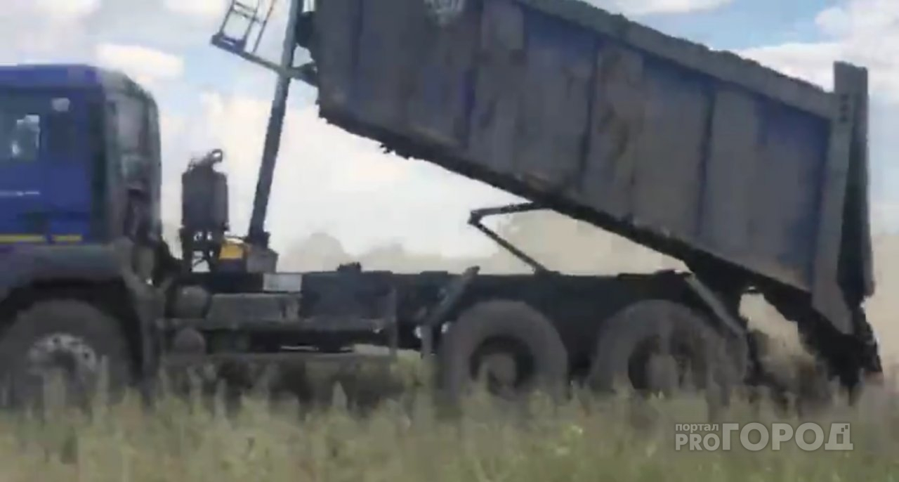 На видео сняли самосвал, сливающий помет просто в поле Чебоксарского района