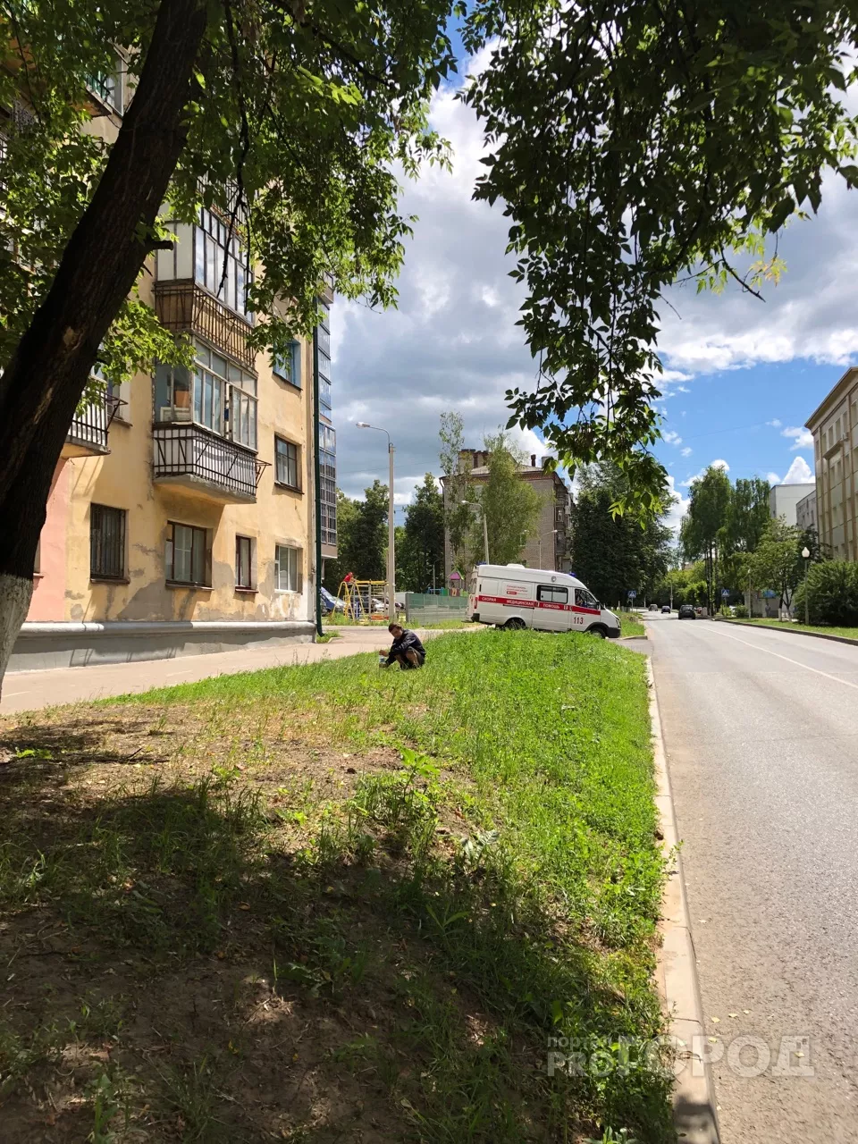 Фото к статье: В Чебоксарах мужчина выпал из окна четвертого этажа и отказался от врачей