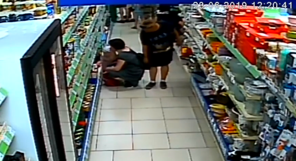 Женщина «случайно» задела покупателя в магазине, и его кошелек исчез
