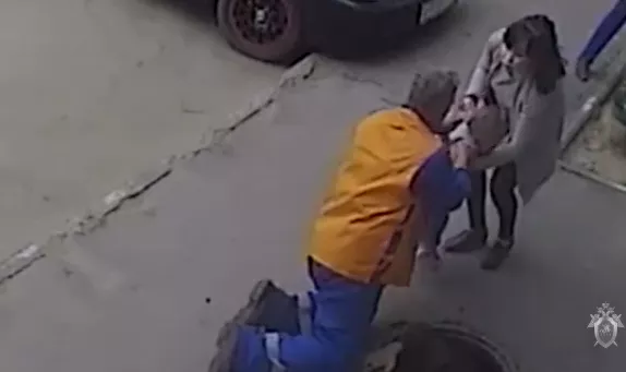 Фото к статье: В Чебоксарах завели дело после падения ребенка в канализационный люк