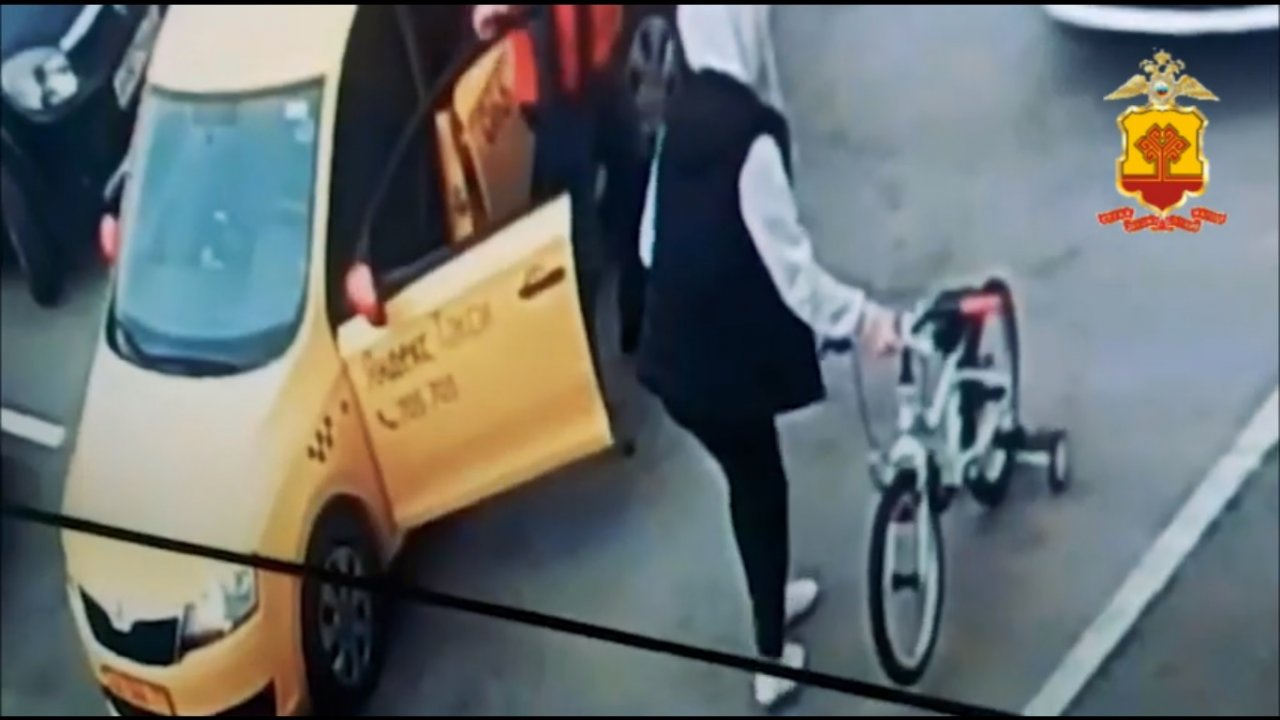 В Чебоксарах женщина по пути из гостей украла детский велосипед