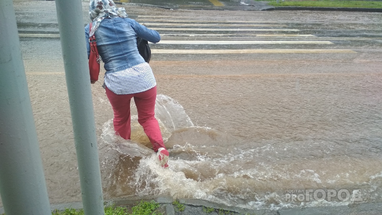 Фоторепортаж: центральные улицы Чебоксар затопило ливнем
