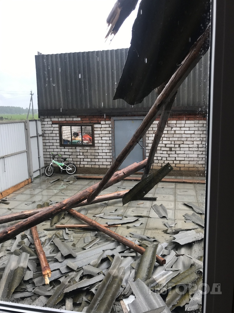 В Чувашии ураганный ветер снес крышу и повалил деревья