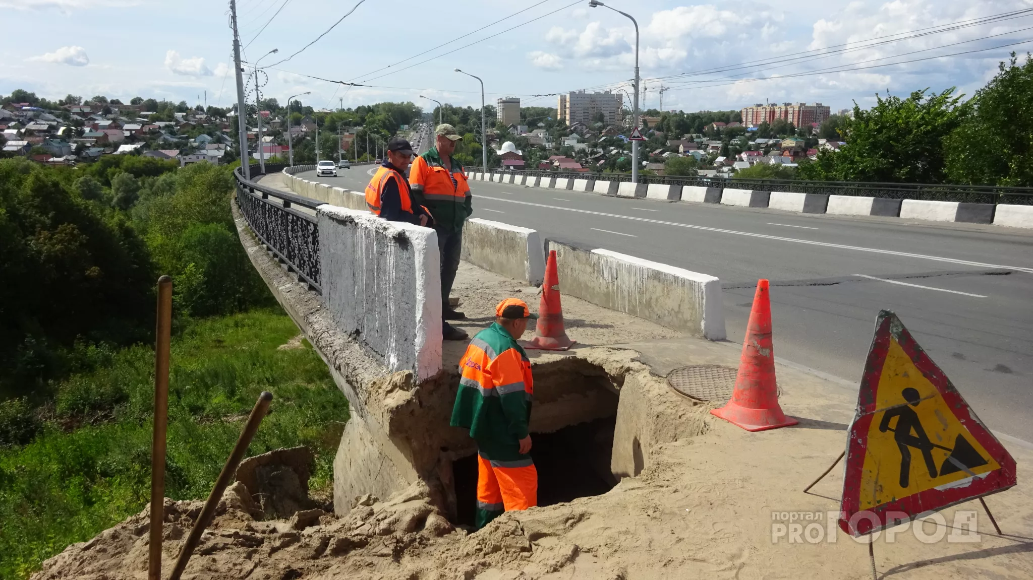 Фото к статье: На Гагаринском мосту в Чебоксарах образовалась дыра