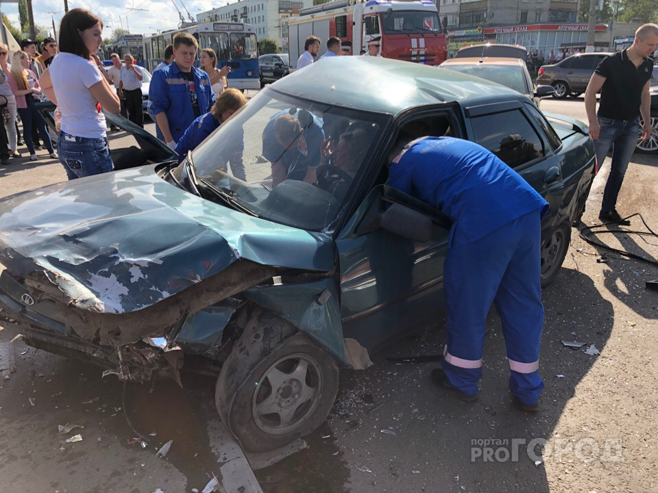 В Чебоксарах в ДТП зажало водителя и пострадала пассажирка