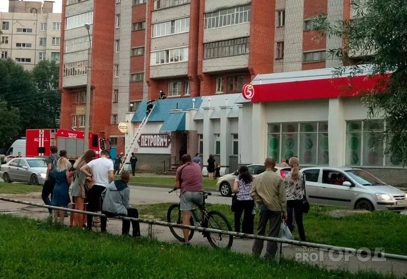 Фото к статье: В Чебоксарах мужчина спускался с 6 этажа по веревке и сорвался
