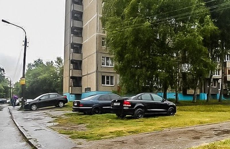 В Чебоксарах вновь запретили парковку на газоне