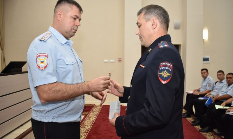 Пять сотрудников полиции получили медали за спасение людей из огня