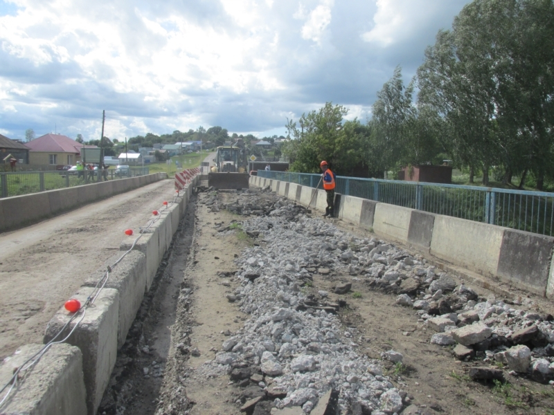 В Аликовском районе идет ремонт моста через реку Выла