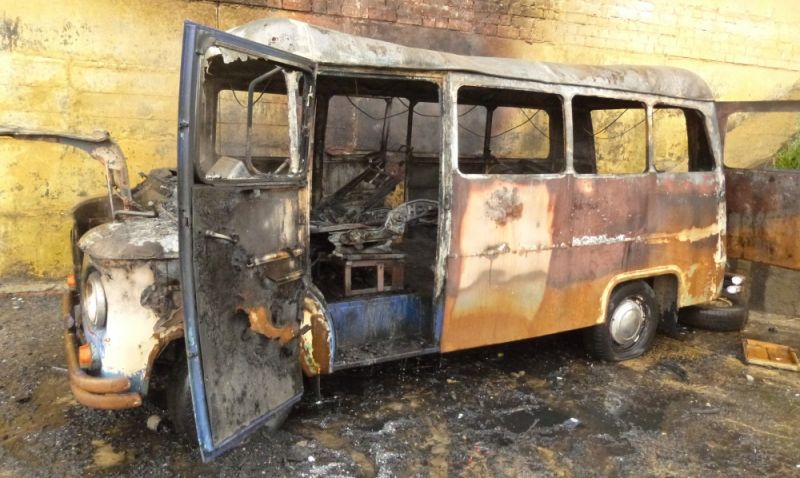 На проспекте Тракторостроителей обгорел оставленный микроавтобус