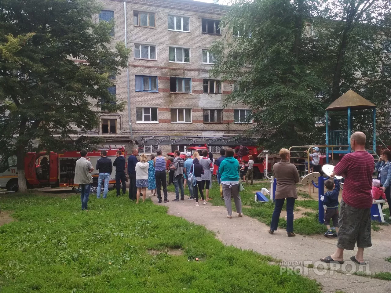 Фото к статье: В Новочебоксарске загорелось общежитие