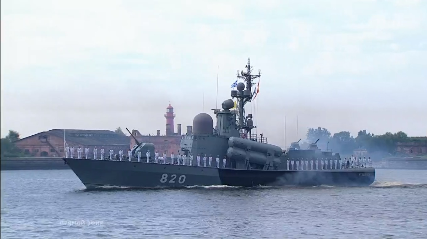 Ракетный катер "Чувашия" возглавил колонну на главном военно-морском параде страны
