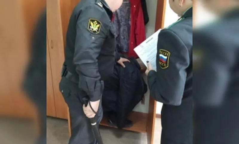 Фото к статье: Приставы нашли должника в шкафу бывшей жены
