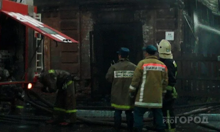 Фото к статье: В Козловке поздним вечером подожгли дом
