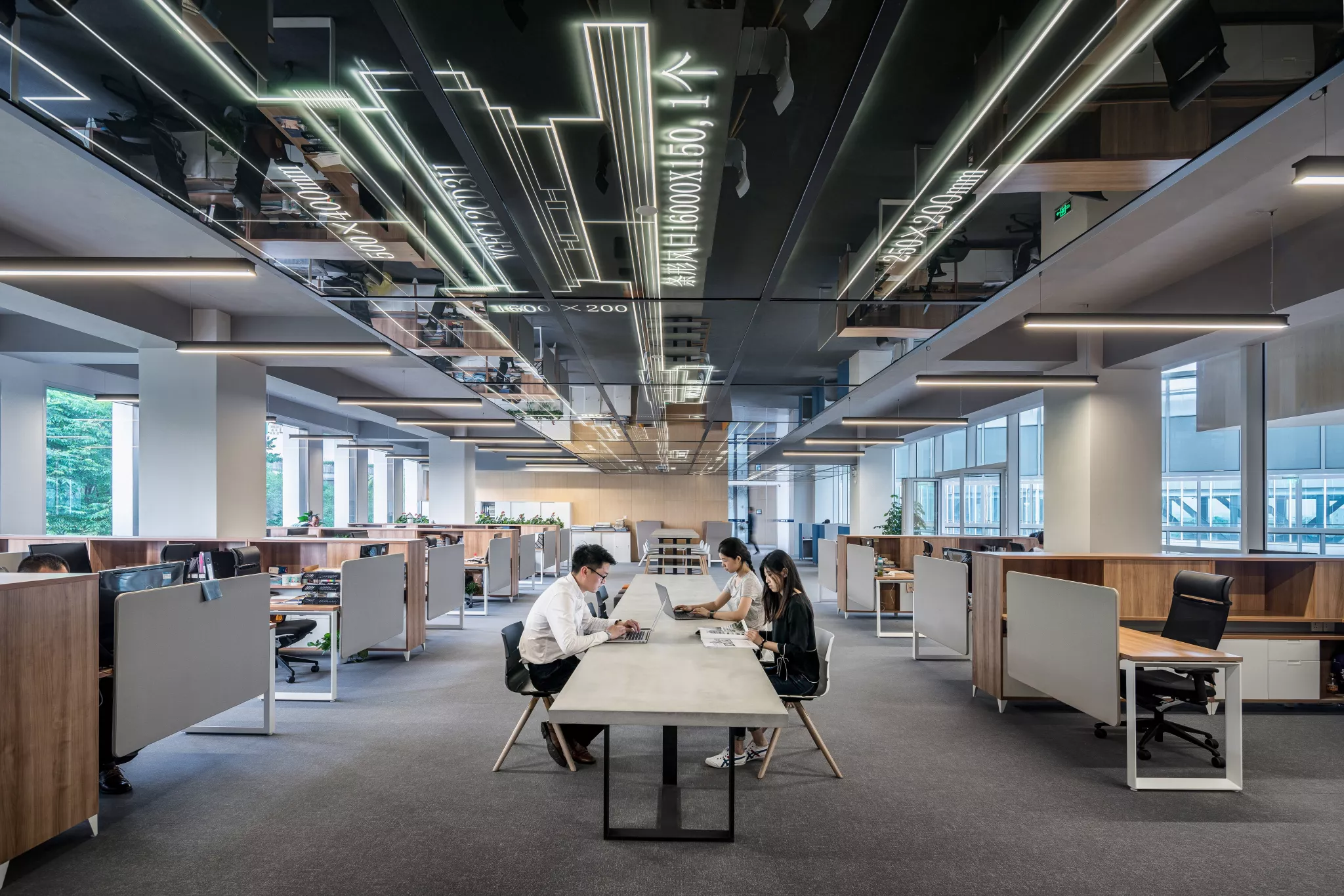 Фото к статье: Необычное зонирование офисов типа open space