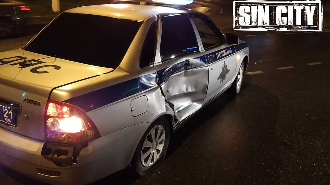 В Чебоксарах пьяный водитель подбил машину ГИБДД во время погони