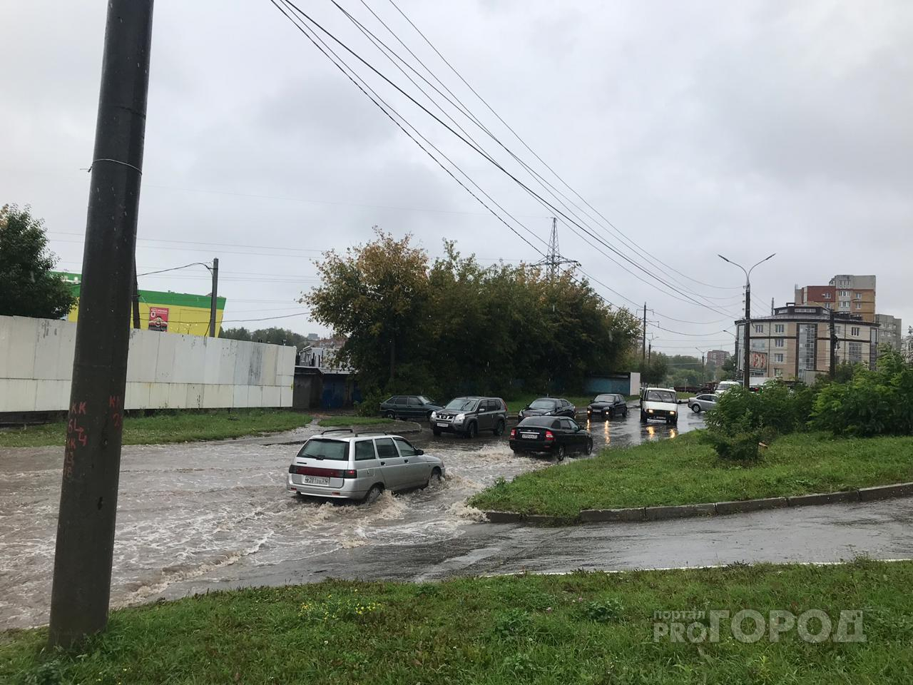 В Чебоксарах ливень затопил улицы: "Машины плывут, маршрутки застревают"