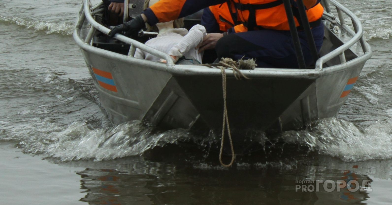 В Козловском районе отбуксировали перевернутую лодку и достали из воды рыбака