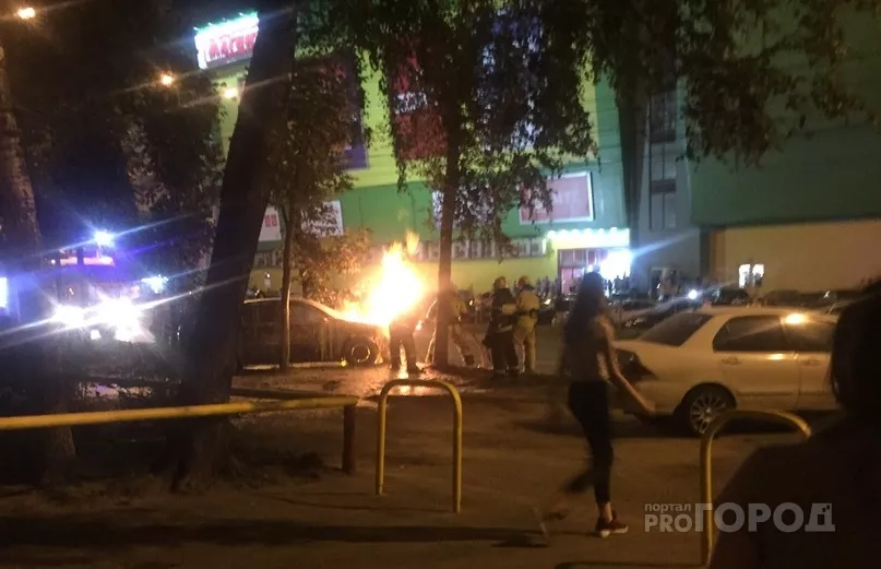 Фото к статье: У "Мадагаскара" горит иномарка
