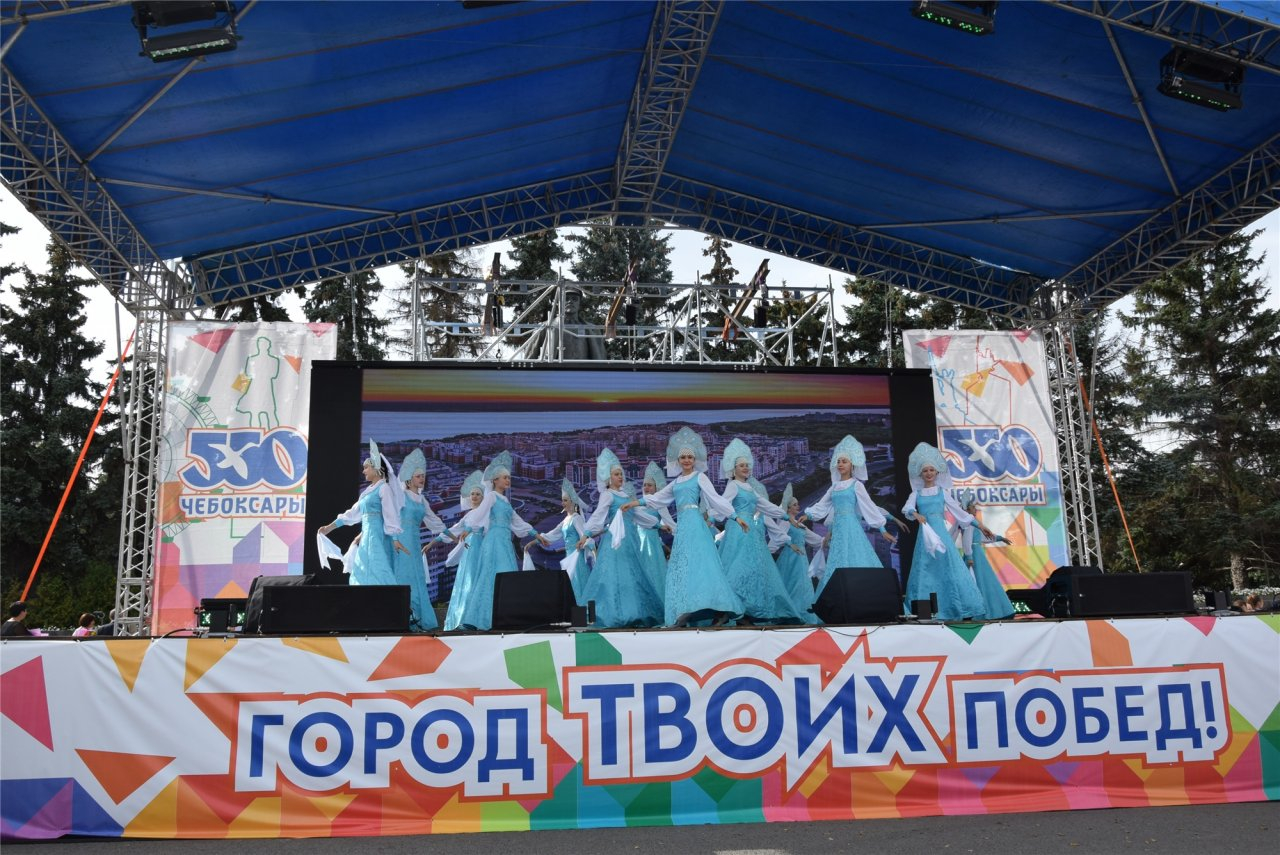 В День города на площади Республики чествовали трудовые коллективы