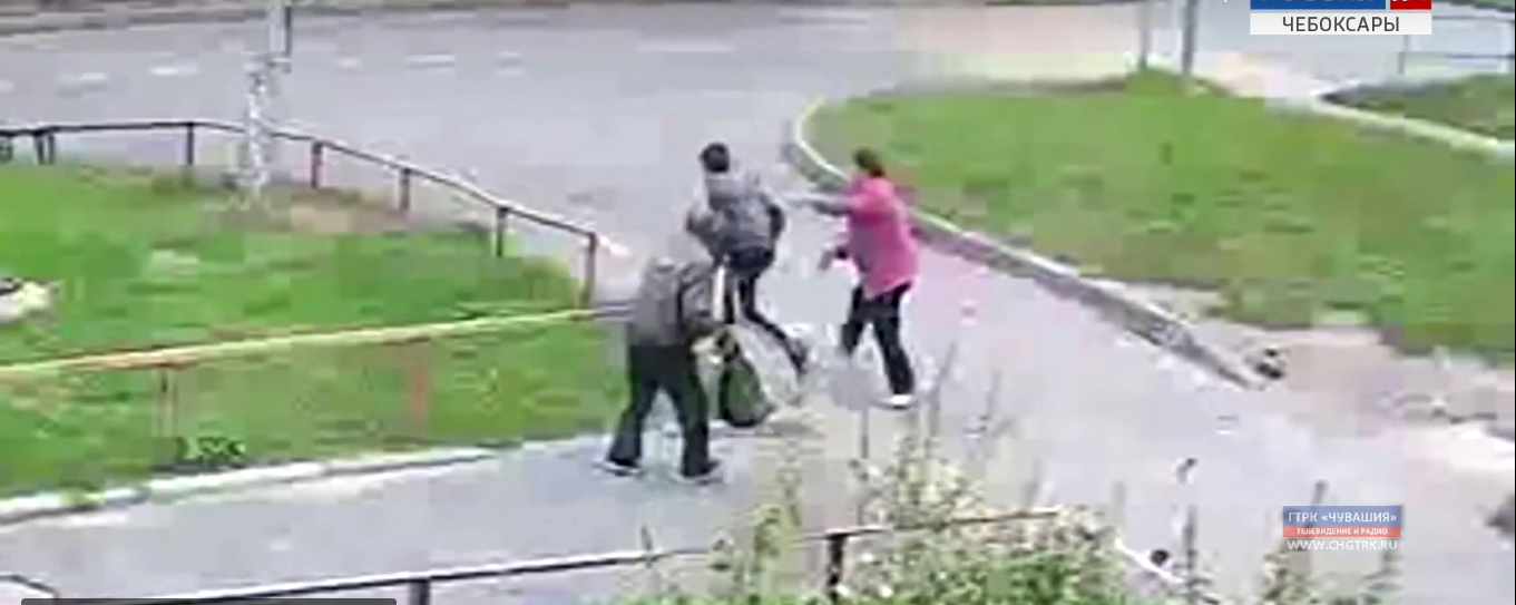 Видео ограбления в Чебоксарах: парень выхватил сумку, женщина ринулась за ним