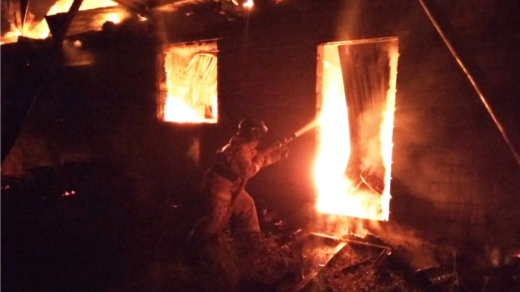 В Чувашии в горящем гараже погиб мужчина