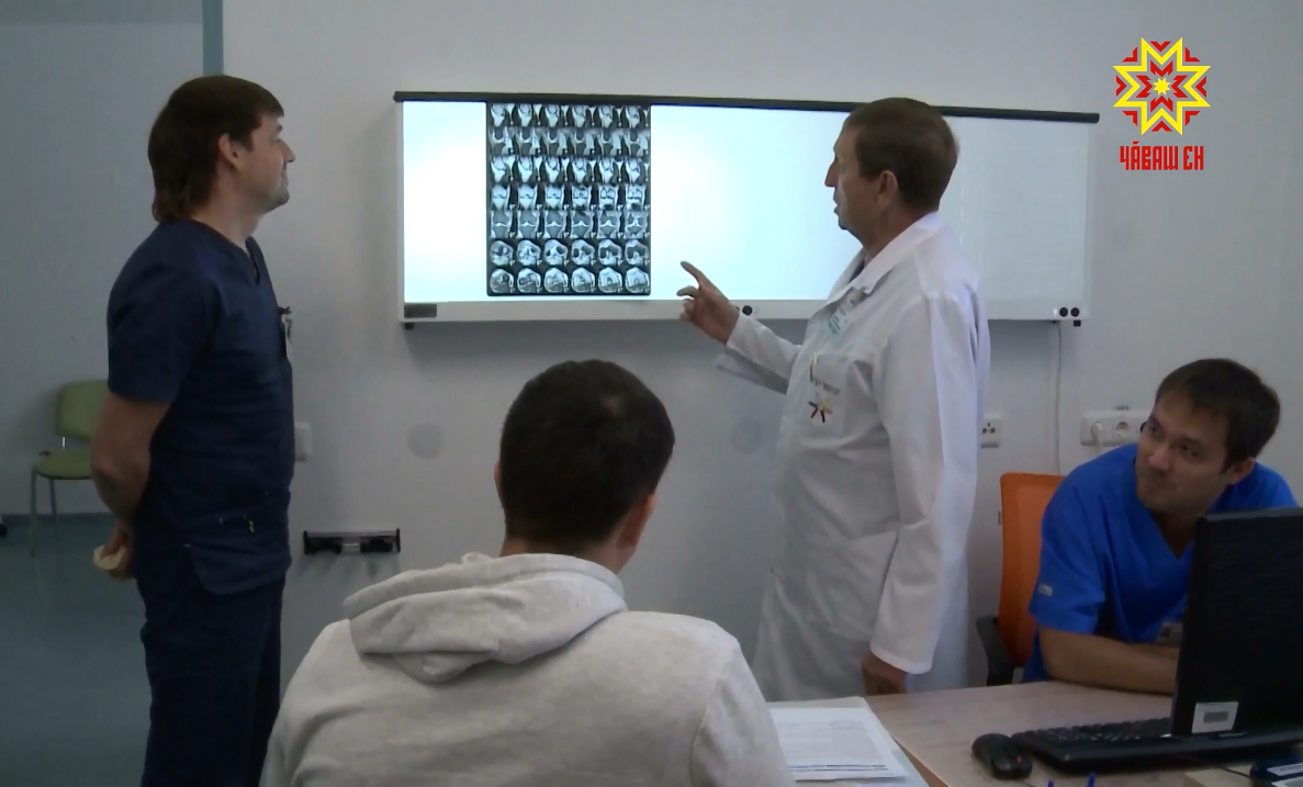 Чебоксарский хирург 45 лет спасает жизни пациентов с помощью сложнейших операций