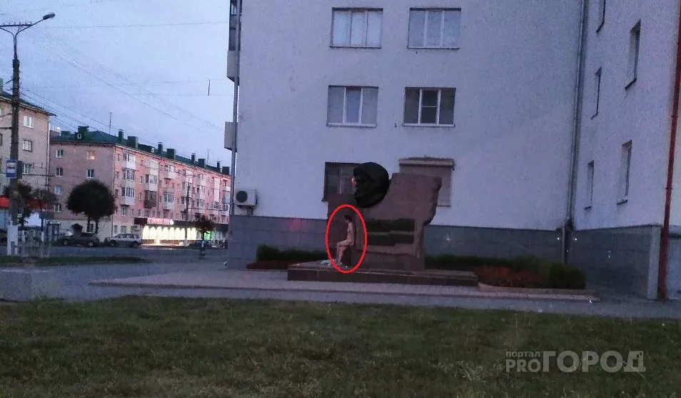 Фото к статье: Ранним утром женщина разделась догола и села у памятника Николаеву