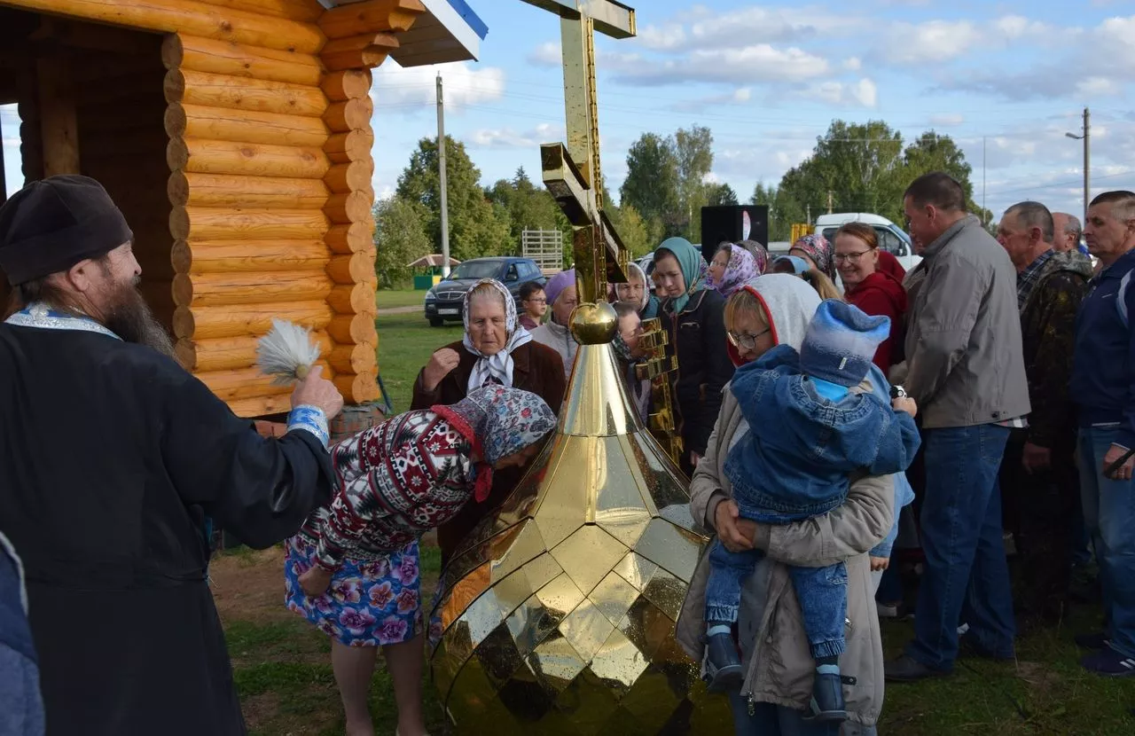 Фото к статье: В Мариинско-Посадском районе строят храм и уже освятили купол