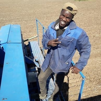 Африканец в Чувашии работает на посеве хлеба
