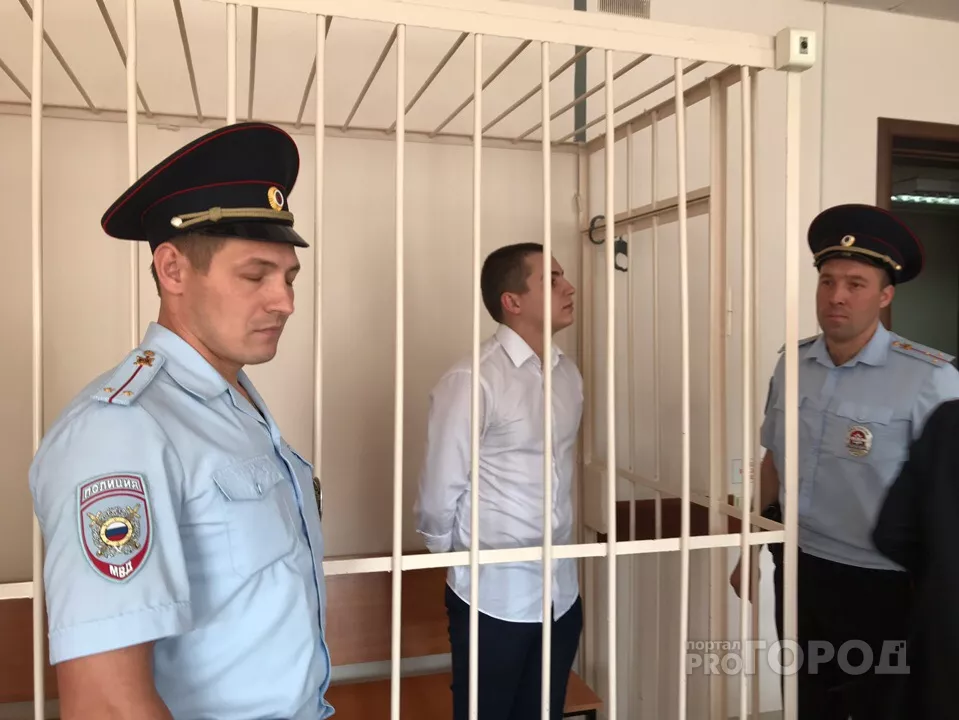 Фото к статье: Олега Ладыкова решением суда на время оставили за решеткой