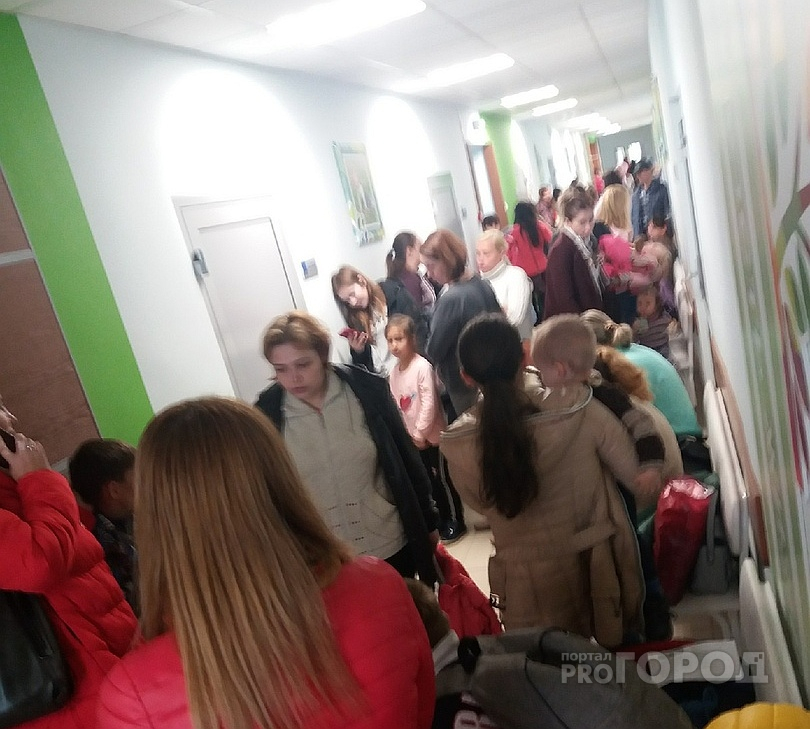 Коридоры детской больницы Новочебоксарска переполнены детьми из-за нехватки врачей