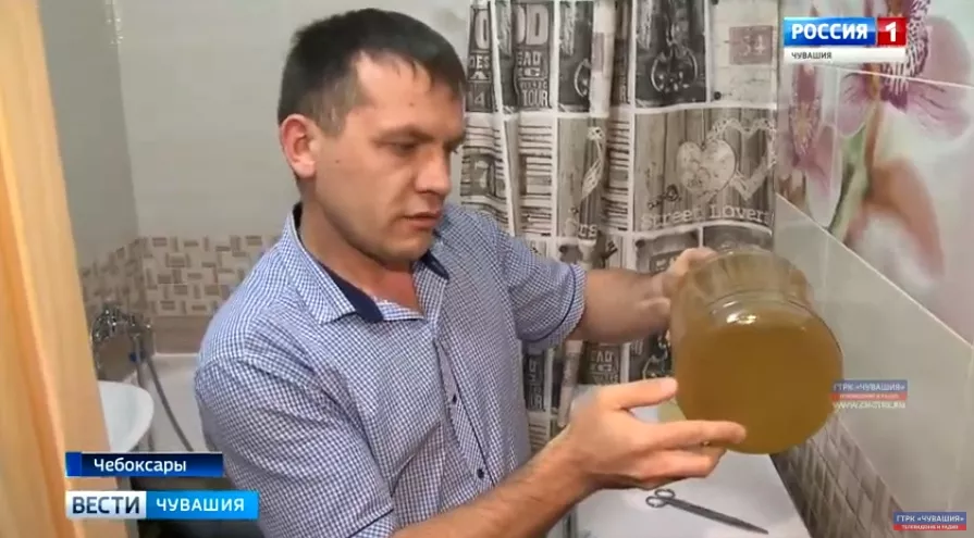 Фото к статье: Жильцы многоэтажки в Чебоксарах 4 месяца жалуются на коричневую горячую воду