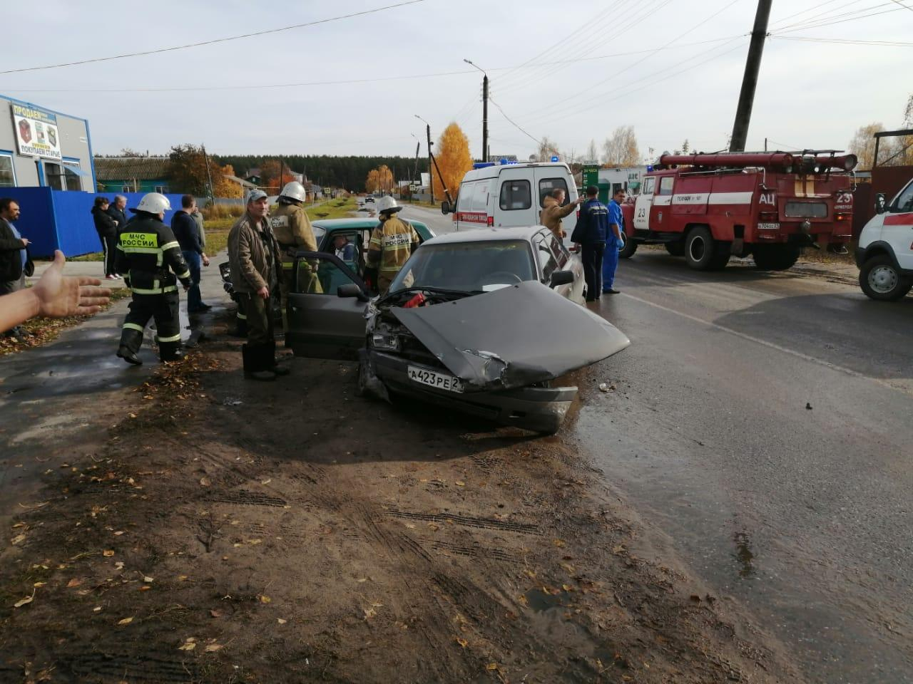 В Чувашии Audi на встречке столкнулась с "семеркой", пострадали три человека