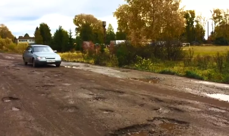 Фото к статье: В Вурнарском районе автомобили и школьный автобус объезжают дорогу по обочине