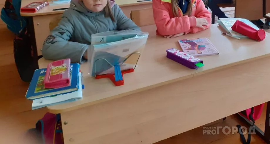 Фото к статье: В школе Мариинско-Посадского района дети учатся, сидя в куртках