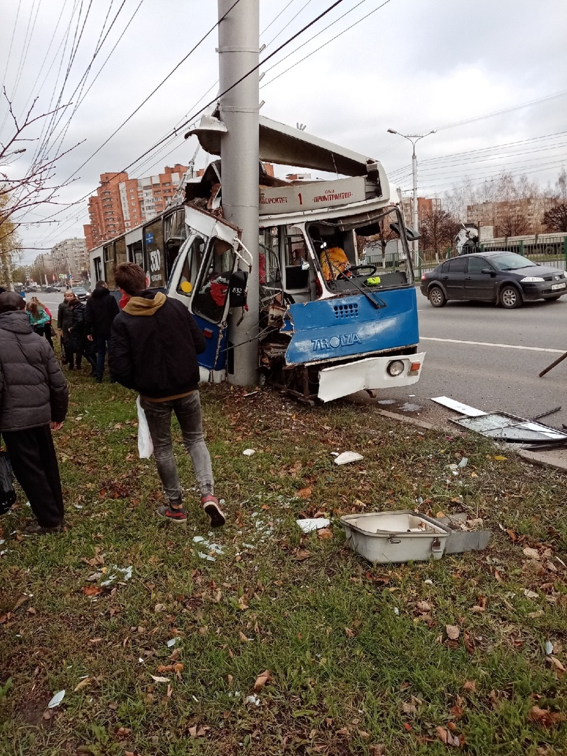 В Чебоксарах троллейбус на высокой скорости врезался в столб