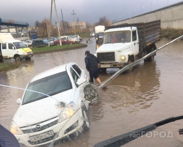 Автомобиль попал в «омут» потопа на Лапсарском проезде