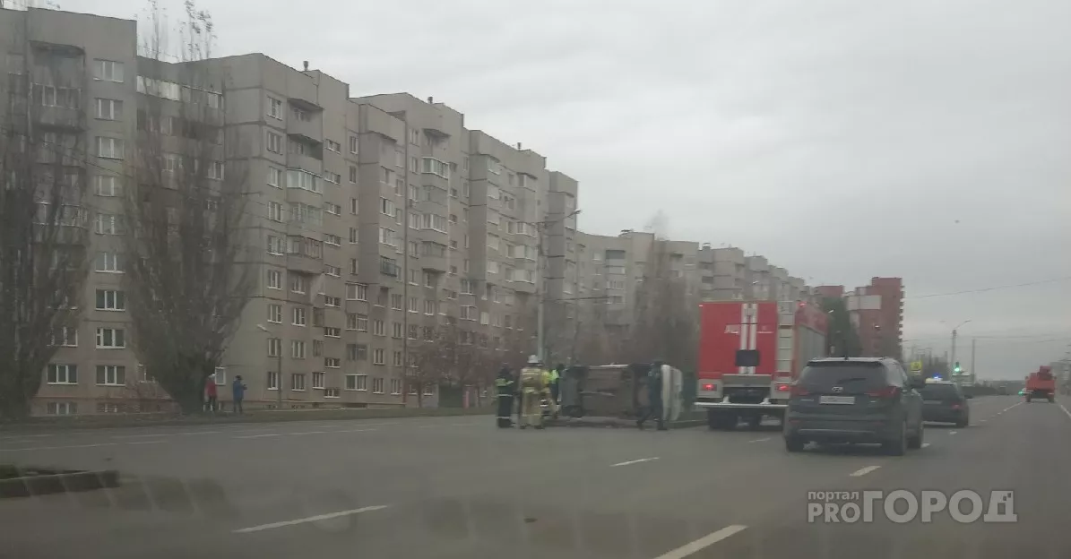 Фото к статье: На проспекте Тракторостроителей перевернулась "четырнадцатая"