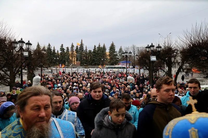 Фото к статье: Варнава благословил горожан, молящихся на площади Республики Чебоксар