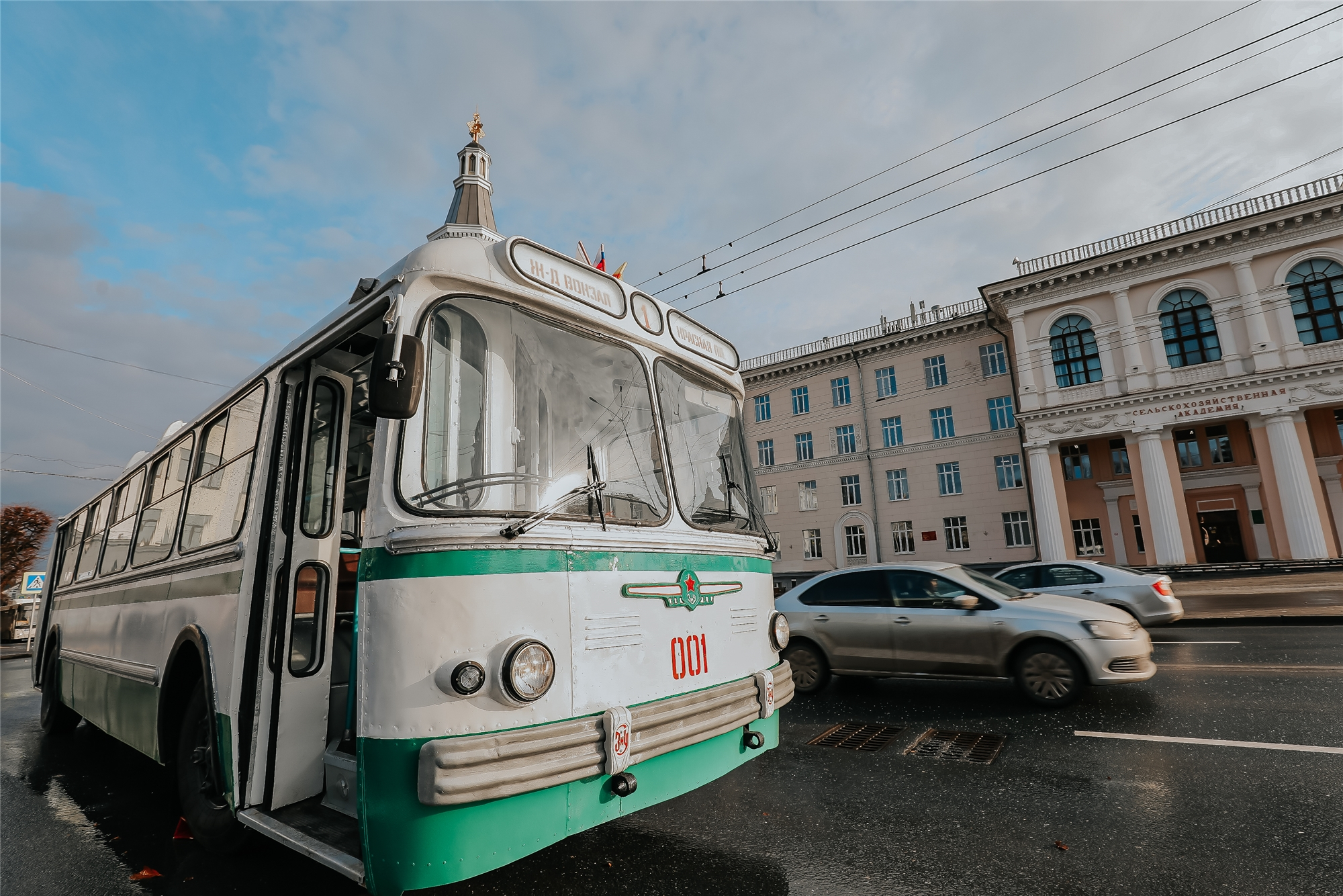 Ретро-троллейбус в честь праздника возил чебоксарцев бесплатно