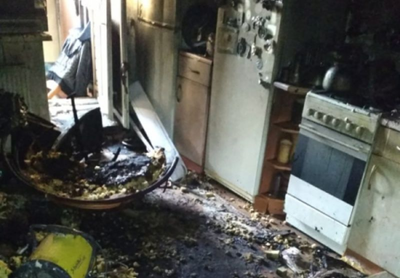 Соседи вытащили из горевшей квартиры женщину с ожогами