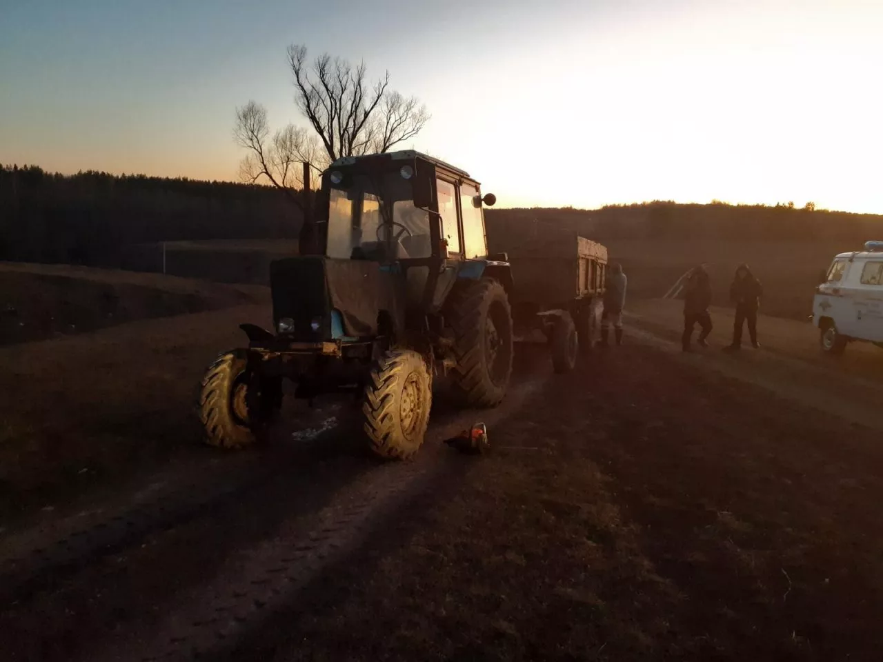 Фото к статье: Пассажир выпал на ходу из трактора и погиб