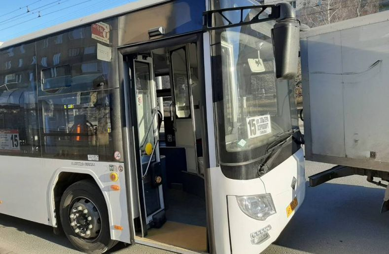 Автобус с пассажирами попал в ДТП в Чебоксарах: пострадала женщина