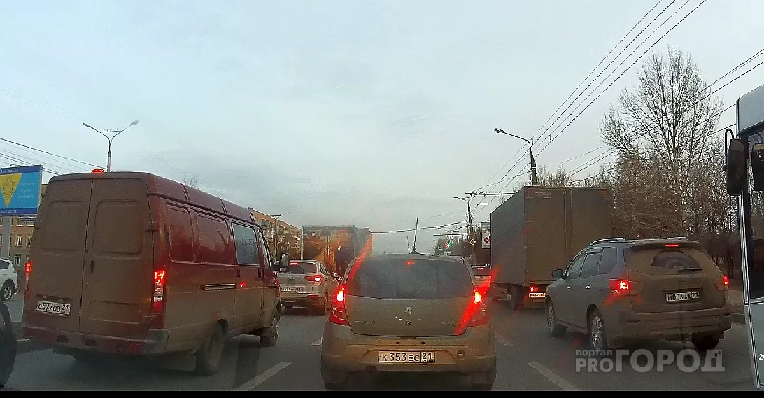Фото к статье: "Умный" светофор создал пробку на проспекте Мира