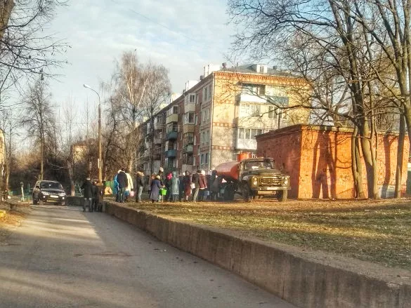 Фото к статье: Больше 30 человек стоят в очереди за водой в Чебоксарах
