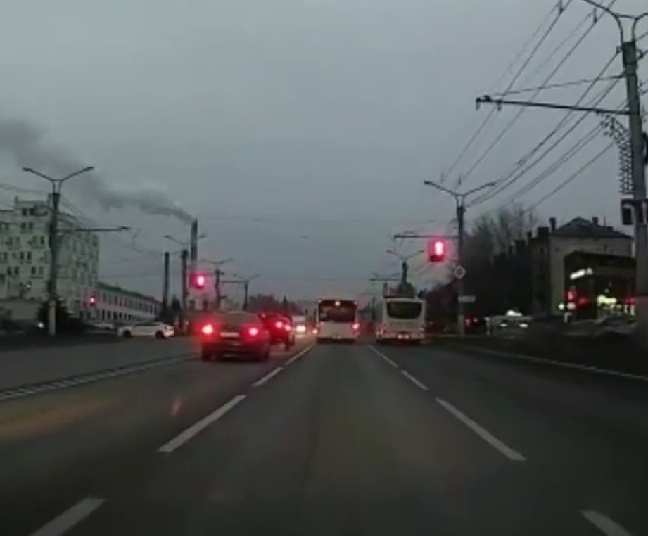 Водители двух автобусов проигнорировали красный свет светофора