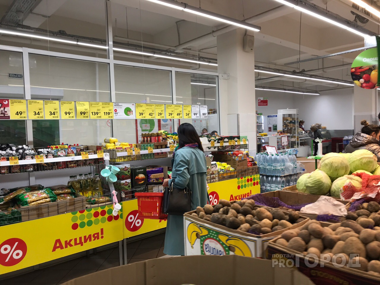 Чиновники прошлись по продуктовым магазинам и заметили падение цен